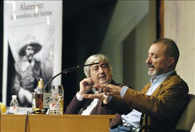 Pérez-Reverte asegura que los españoles "somos analfabetos en manos de sinvergüenzas"
