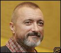 Pérez Reverte asegura que tres actrices compiten por ser 'La Reina del Sur'