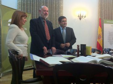 Juan Eslava Galán cede más de 8.000 documentos de su archivo personal al Instituto de Estudios Giennenses
